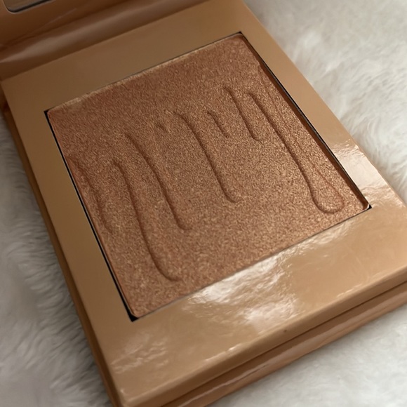 BNIB 💯% Authentic Kylie by Kylie Jenner Pressed Illuminating Powder - Picture 6 of 8